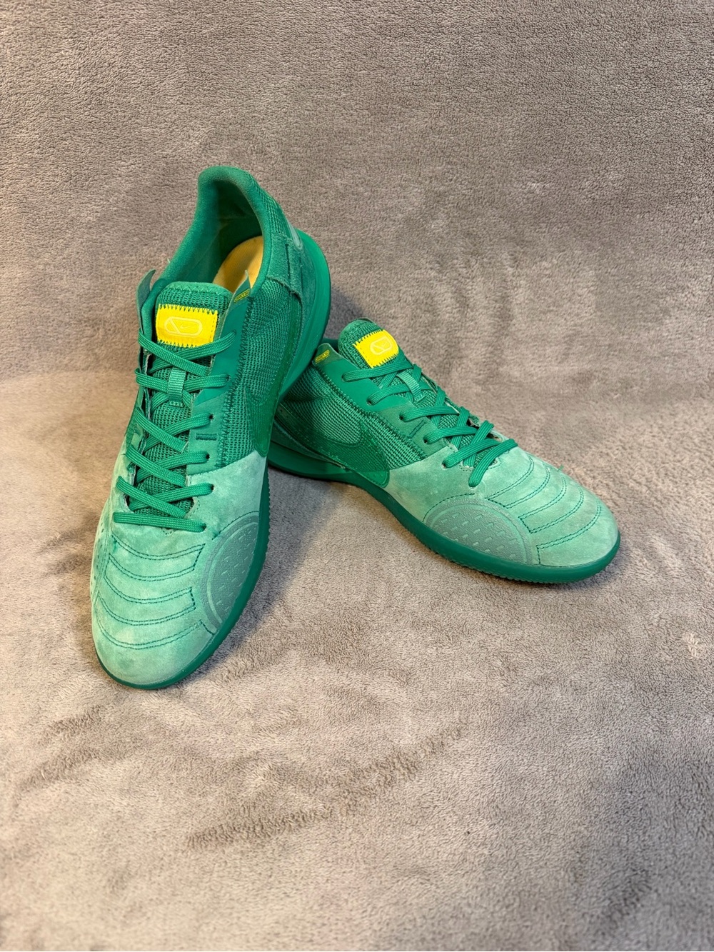 NIKE Streetgato Green Men Suede Stadium Indoor Soccer Shoes Size 9 DC8466-301